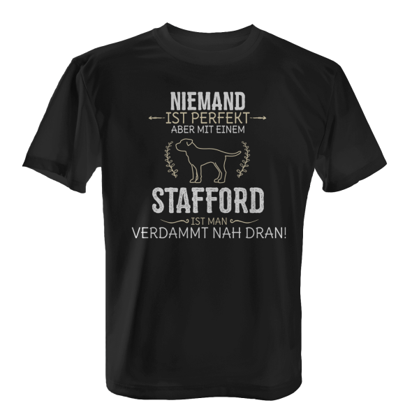 Niemand ist perfekt, aber mit einem Stafford, ist man verdammt nah dran! - Herren T-Shirt