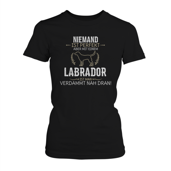 Niemand ist perfekt, aber mit einem Labrador, ist man verdammt nah dran! - Damen T-Shirt